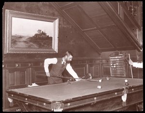 Edwin Gould speelt biljart in zijn huis in Rhinecliffe, New York, 1893-4